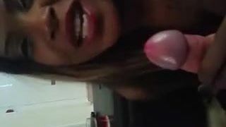 Preljepa mulatkinja pusi kurac i usput uci nase recenice