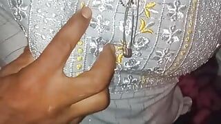 Desi Indian bhabhi ko land chusakar choda