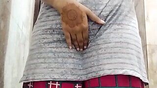 Desi mosi n choot m daali aapni ungli aur de diya maja aapne