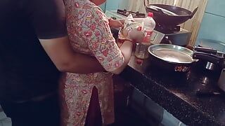 Kitchen Me Kam Karti Hui Bhabhi Ko Pela