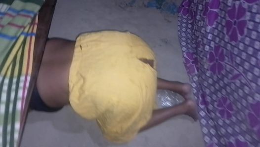 Bhabhi Ghar saaf kar rahi thi fata petticoat me jakar gand Mari