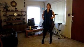 Big booty broad changes her outfits for you!