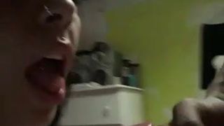 Chilena pendeja tomando leche