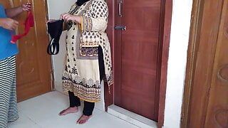 Red Color Bra bechne vale ne Tamil hot aunty ko chodne par majbor kiy (Indian sexy aunty fucking with bra seller) CumSho